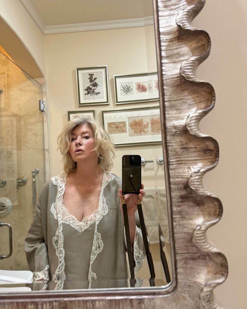 Martha Stewart pronkt met haar ‘mooie’ nachtjapon in een sexy selfie