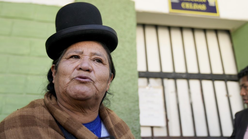 Families van degenen die werden opgepakt bij de mislukte staatsgreeppoging in Bolivia zeggen dat ze zijn misleid.  De president zegt dat dit niet zijn probleem is