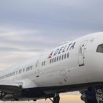 Een woordvoerder van Delta Air Lines zei dat een vlucht van Detroit naar Amsterdam werd omgeleid naar New York nadat passagiers bedorven eten kregen geserveerd