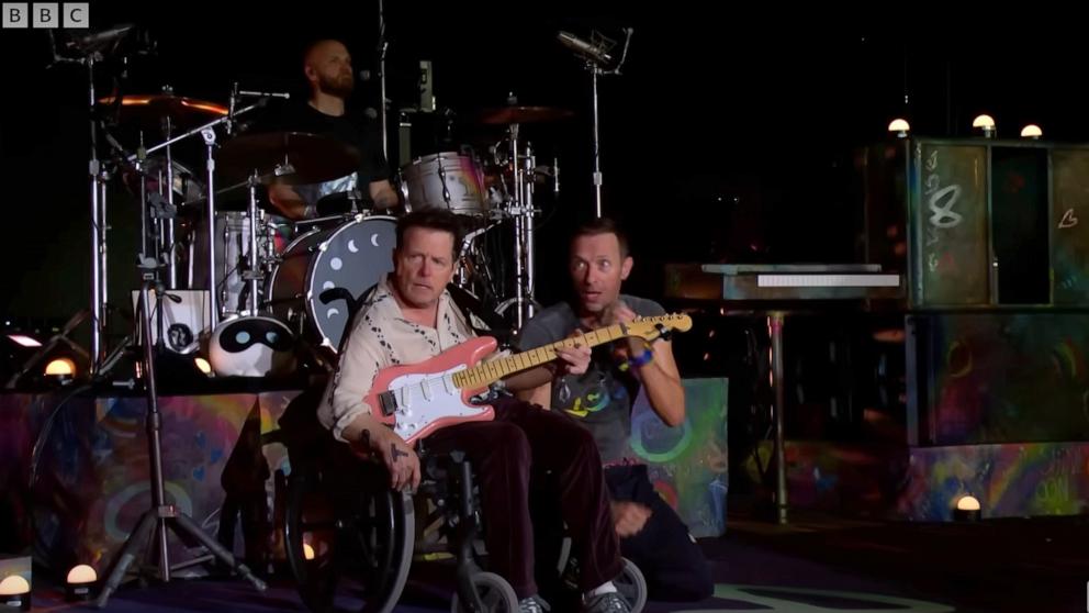 Michael J Fox voegt zich bij Coldplay voor een verrassingsoptreden op Glastonbury Festival