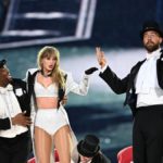 Travis Kelce maakt Swift-fans enthousiast als hij laat doorschemeren dat hij weer op het podium zal staan ​​met vriendin Taylor Swift tijdens haar Eras Tour
